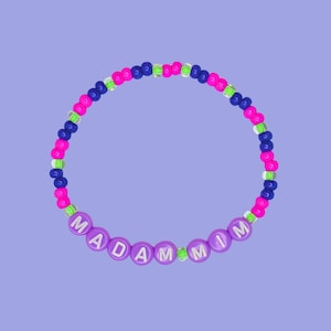 Pulseira inspirada em Madam Mim, joias elásticas com contas de bruxa, contas de letras roxas, presente estético Villaincore, roupa retrô brilhante da Disney