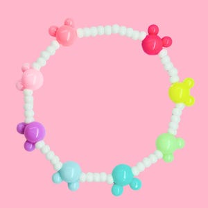 Armband med pastellfärgat Musse Pigg-huvud, stretchig Kandi-manschett med musberlocker, kawaii smycken i parkstil