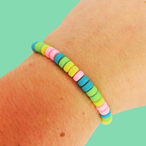 90er Jahre Fake Candy Armband Halskette inspiriert, lebendige Polymer Clay Perlen, Retro 80er Jahre Anhänger Stil