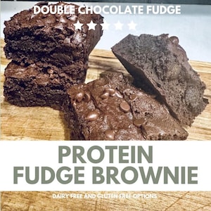 Peut inclure: Double Chocolate Fudge Protein Fudge Brownie. Options sans produits laitiers et sans gluten. Trois brownies au chocolat sur une planche à découper en bois.