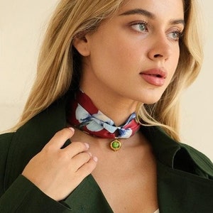 ペンダント付きスキニースカーフ、100%シルクスキニースカーフとリング、女性のための見事なネックアクセサリー、ファッション愛好家へのギフト、ユニークなスカーフチョーカー