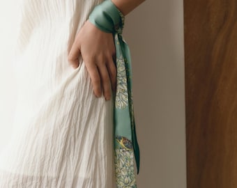 Lyxig smal sidenscarf, bandmodell, naturlig pastellgrön smal sidenscarf, moderiktigt tryck, sommarscarf, lyxigt handväsktillbehör