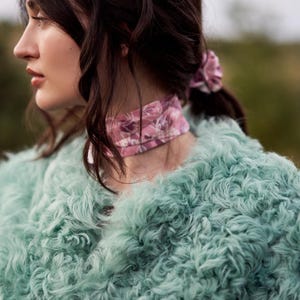 ピンクのネックスカーフ、シルクスキニースカーフとシュシュのセット、薄手スカーフ、ピンクのリボンスカーフ、女性への誕生日プレゼント、高級ギフトアクセサリー