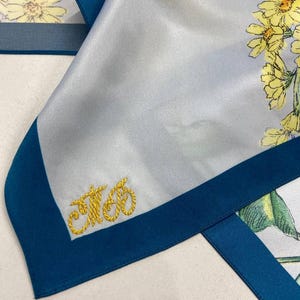 Personalización para pañuelo de seda cuadrado: añade tus iniciales
