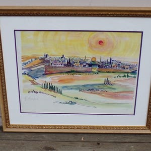 以下が含まれることがあります： 中央に金色のドームのある建物を描いた、額縁に入った水彩画。街は壁に囲まれ、手前には木々や丘がある。空は明るい黄色で、右上の隅には大きなオレンジ色の太陽がある。絵は左下の隅に「J. Raphael」と署名されている。