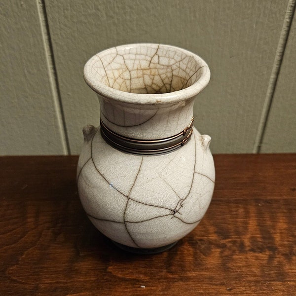 Vase bourgeon de 4 po., poterie d'art raku vintage émaillée à la main - Émaillé à la main avec des détails en fil de cuivre sur le cou et la base - Pièce unique en son genre.