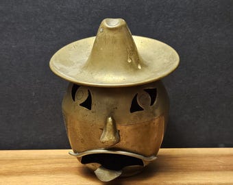 Cinzeiro/lanterna em metal trabalhado, estilo chaminé, década de 1960, Artesanato do México - 10 cm de altura x 9 cm de largura - com a inscrição "hecho en mexico R.G.C."