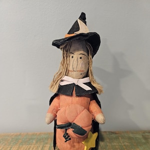 Figurine d&#39;art folklorique vintage d&#39;Halloween avec une mèche de cheveux, un chapeau de sorcière et une citrouille - 10 po. H x 4 po. L x 5 po. P - Datée et signée par l&#39;artiste