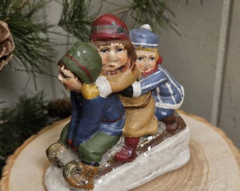 Peça vintage de 1995 da Walnut Ridge, "Holiday Sledding", em gesso, Papai Noel colecionável, assinada e pintada à mão, arte folclórica original - 8,9 cm de altura - Trenó infantil de inverno