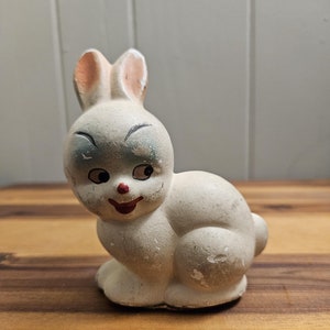 Conejo de Pascua antiguo alemán de tiza blanca de la década de 1940, pintado a mano, de papel maché o yeso, 4&quot; de alto x 3&quot; de ancho