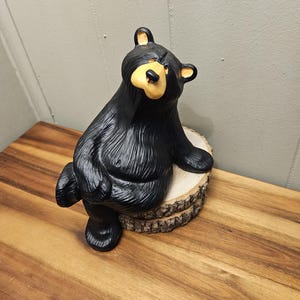 Kolekcja BearFoots „Seth” artysty Jeffa Fleminga – numerowana – 9 cali wysokości – figurka z autografem artysty Big Sky Carvers na półce