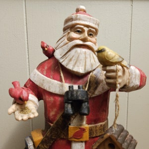 Papá Noel grande vintage para amantes de los pájaros (cardenales, pájaros rojos, jilguero, casita para pájaros, semillas para pájaros, binoculares, cinturón, cartera) - 16" de alto - Resina fundida en frío