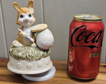 ヴィンテージ 1980 年代 茶色と白のウサギがイースターエッグを描いて
