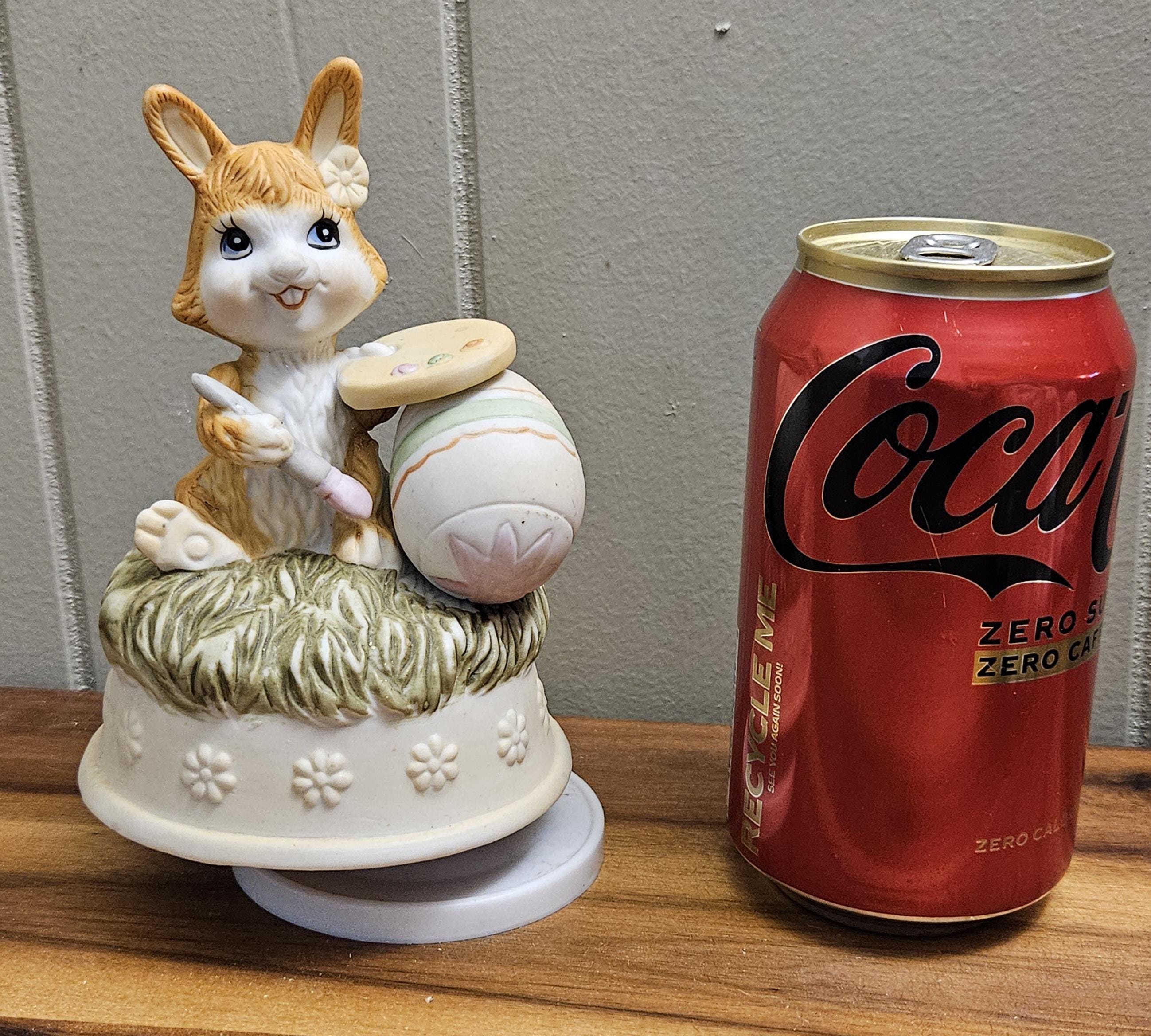 ヴィンテージ 1980 年代 茶色と白のウサギがイースターエッグを描いて