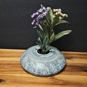 Keramik för levande Ikebana-vas med blommiga spikar, blomstergroda, arrangemangsnålar - 15 cm i diameter - Konstnärssignerad Greg Johnson Donna Gilbert