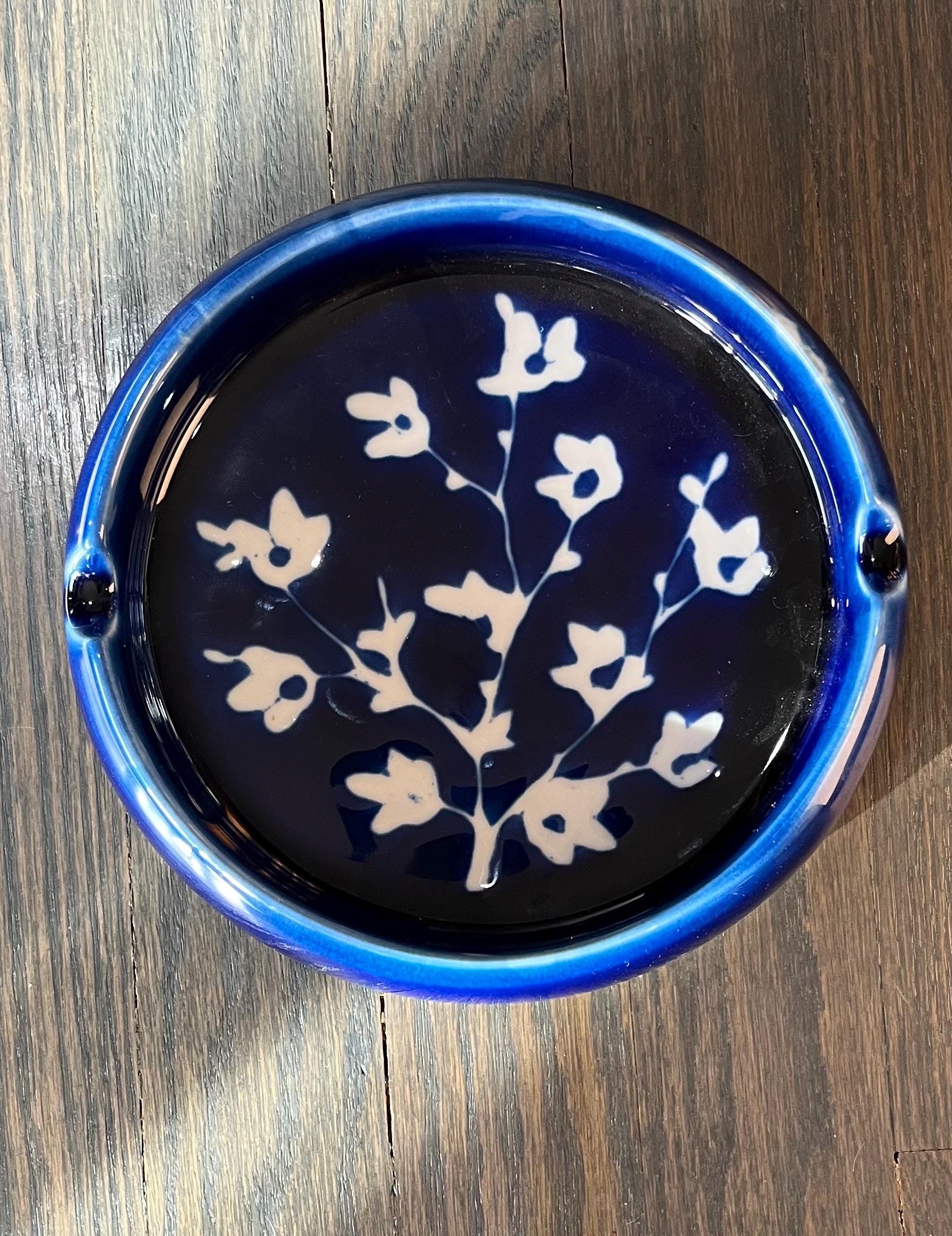 コバルトブルーの希少なヴィンテージ釉薬磁器灰皿 - 桜または梅の花の