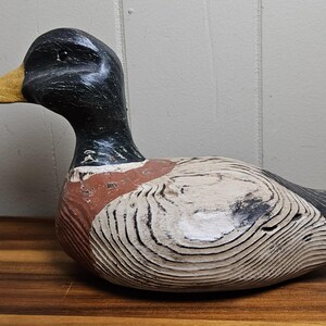 Vintage 1990-tals handmålad och snidad gräsand, anka och lockbete i naturlig träådring - 15 cm H x 25 cm L - Sjöfågel - Konstnärssignerad och daterad bild 4