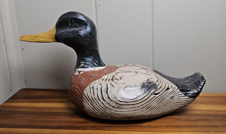 Vintage 1990-tals handmålad och snidad gräsand, anka och lockbete i naturlig träådring - 15 cm H x 25 cm L - Sjöfågel - Konstnärssignerad och daterad bild 4