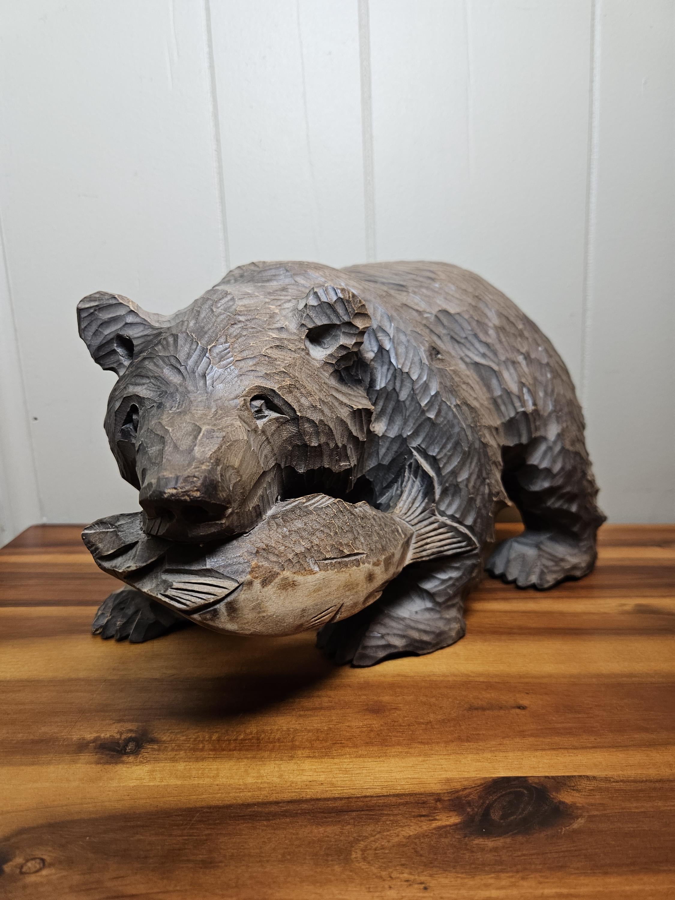 木製クマと魚の彫刻 木製クマと魚の彫刻 約30cm - メルカリ