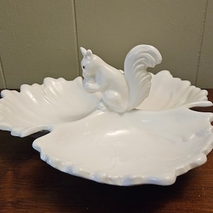 Bandeja vintage MCM de mediados del siglo XX con tres secciones para aperitivos, dulces y aperitivos, con ardilla y hojas. Fabricada en Italia.