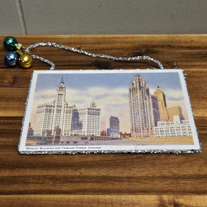 Cartão postal réplica feito por artista Vintage Wrigley Building/Tribune Tower Chicago Post Card - Enfeite de Natal/Cabide festivo - 6" C x 4" L