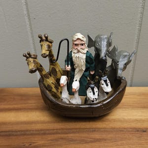 Noah&#39;s ark - Vintage House of Hatten Ark with 8 Animals (Giraffes, Elephants, Ducks, Goats)  V/S Rawson 1998 HOH - Removable Noah