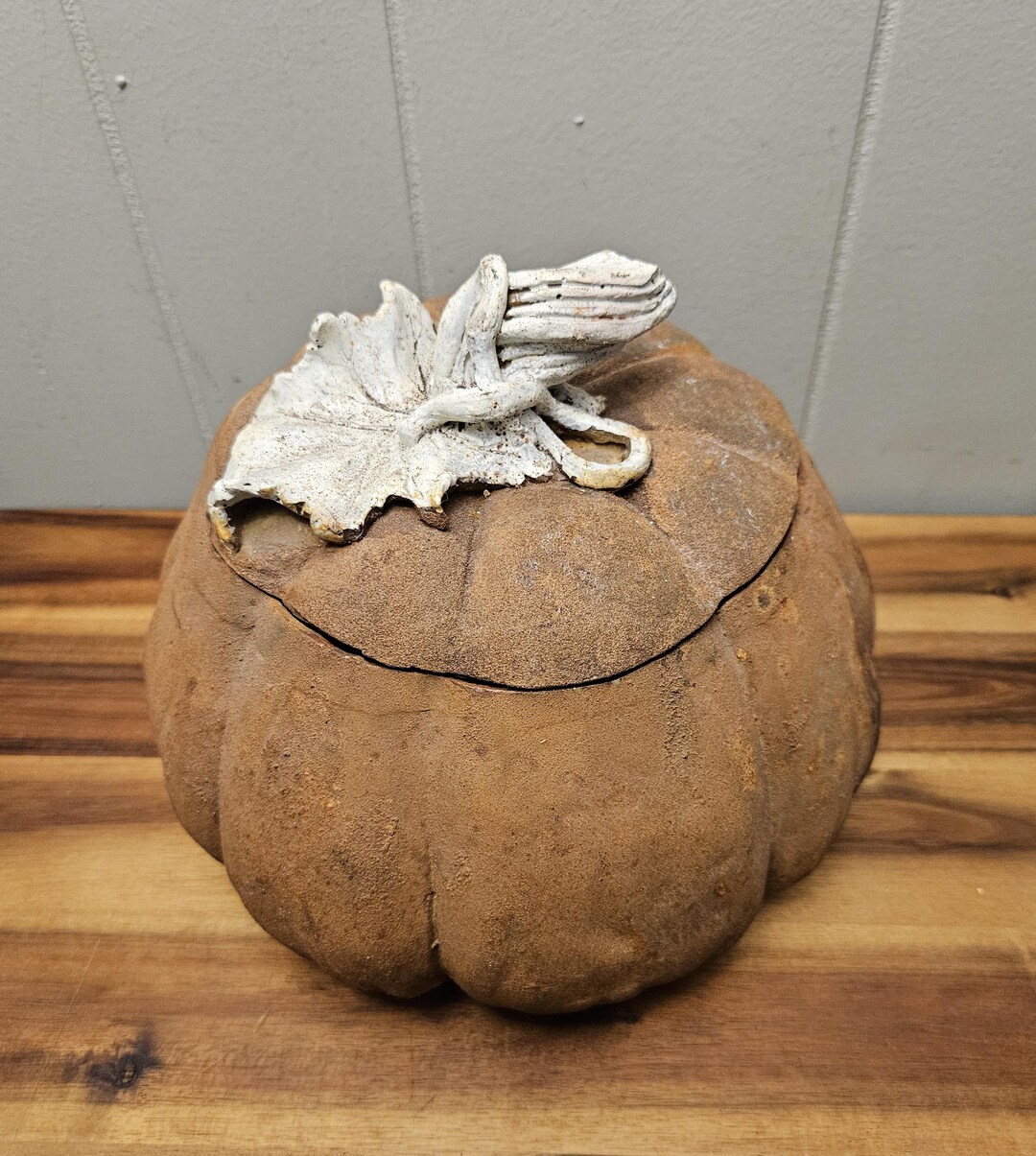 陶器のカボチャ+蓋 - 手作りテラコッタ粘土の葉と茎のレリーフ - 秋の