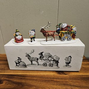 DEPT 56 Heritage Village Collection - "Letters for Santa" - Caixa original - Porcelana lindamente pintada à mão - Item nº 5604-9