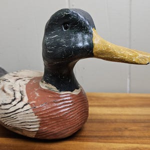 Vintage 1990-tals handmålad och snidad gräsand, anka och lockbete i naturlig träådring - 15 cm H x 25 cm L - Sjöfågel - Konstnärssignerad och daterad bild 9