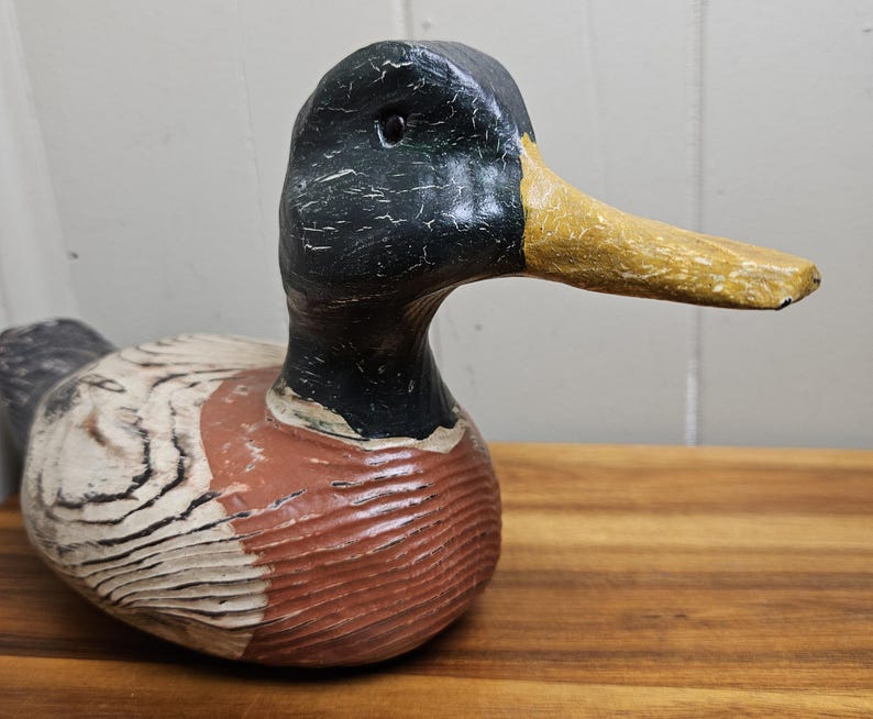Vintage 1990-tals handmålad och snidad gräsand, anka och lockbete i naturlig träådring - 15 cm H x 25 cm L - Sjöfågel - Konstnärssignerad och daterad bild 9