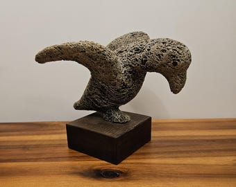 軽石鳥の手彫り彫刻 - 木製ベース - 高さ5インチ x 幅6.5インチ - 軽量