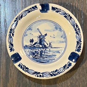 De Parel Dutch Delfts Blauw (Delft Blue) Vintage Ceramic Ashtray with Classic Windmill Design - Made in Holland, Hand Painted, Tobacciana