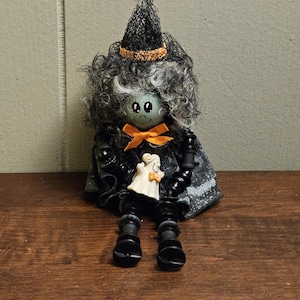Halloween vintage art folklorique bobine de fil sorcière poupée / figurine avec noir et gris, chapeau de sorcière, robe et fantôme tenant - 8&quot; de long 3&quot; de large