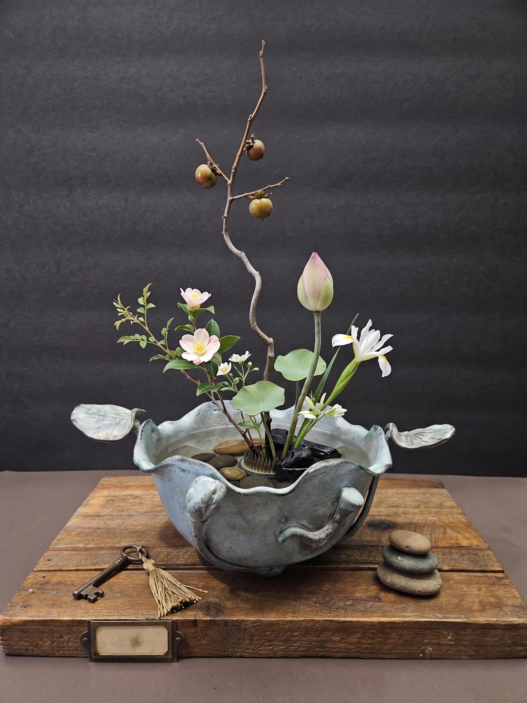 彫刻された真鍮の花瓶 - Etsy 日本