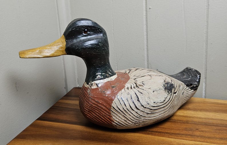 Vintage 1990-tals handmålad och snidad gräsand, anka och lockbete i naturlig träådring - 15 cm H x 25 cm L - Sjöfågel - Konstnärssignerad och daterad bild 3