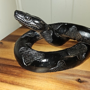 Serpent sculpté par un artiste - teinté noir/peint, sculpture de serpent sur bois grandeur nature et réaliste - grain de bois naturel - 4 po. de haut x 16 po. de long