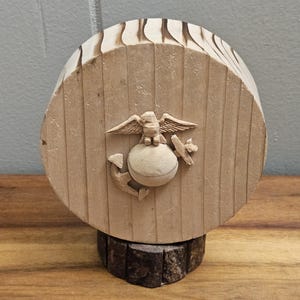 USMC Eagle Globe and Anchor - Scultura in legno / Marine Corps Semper Fidelis (Semper Fi) - - 5&quot; H x 4.5&quot; W - Firmato e datato dall&#39;artista