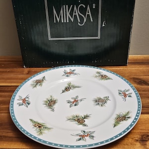 Weihnachtswunsch Vintage Kiefernzapfen und Holly Berry Design Mikasa - 8,5 &quot;D Strong Fine China Salatteller (4er Set) - Originalverpackung - HK713.&quot;
