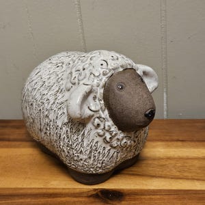 大きなユニークな粘土羊/子羊の釉薬をかけた陶器の彫刻。素朴な形と彫刻のディテールが施されています。アーティスト制作。高さ 5 インチ x 長さ 7 インチ x 幅 4.5 インチ。
