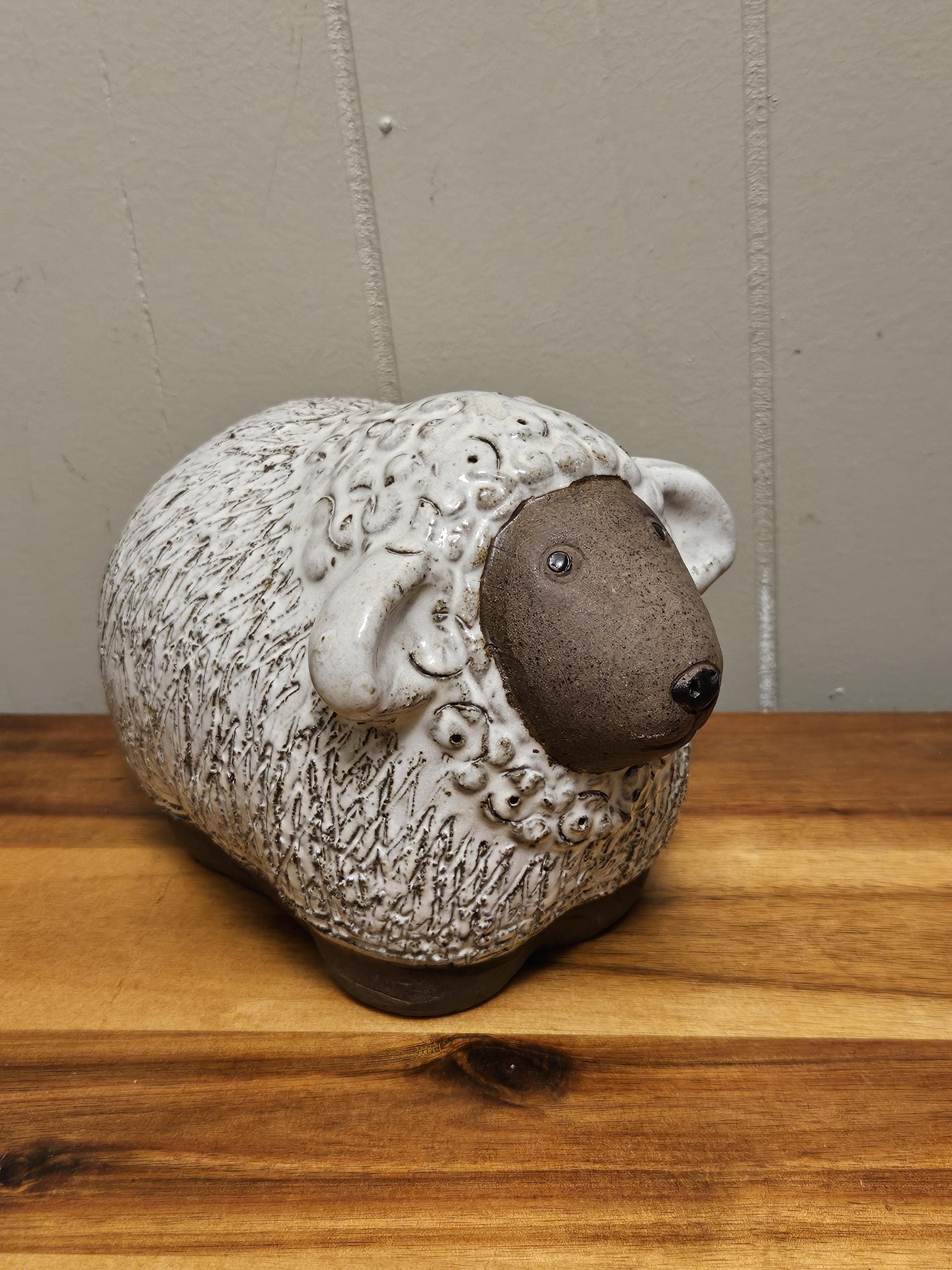 大きなユニークな粘土羊/子羊の釉薬をかけた陶器の彫刻。素朴な形と