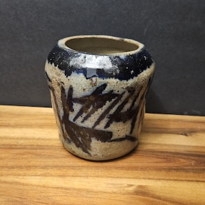 Jarrón de cerámica con esmalte azul de goteo de mediados de siglo de la década de 1970 / Pieza de arte de estudio modernista - Pintado a mano / Moldeado, Gres - Firmado por el artista - 10 cm de alto