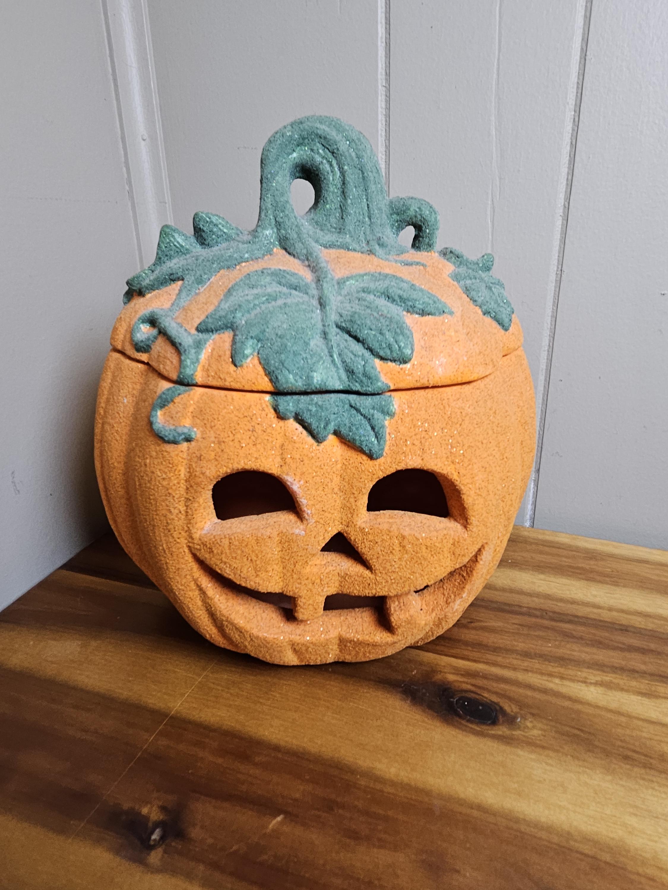 1980年代のハロウィーン用陶器製カボチャ彫刻 - 蓋には3Dの葉と茎付き