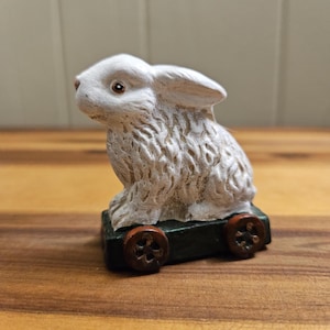 Vintage volkskunst, handgeschilderd konijntje op kar - Pasen miniatuurbeeldje / sculptuur - primitief 2" h x 2" b - zwaar materiaal