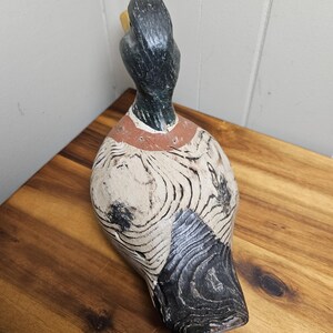 Vintage 1990-tals handmålad och snidad gräsand, anka och lockbete i naturlig träådring - 15 cm H x 25 cm L - Sjöfågel - Konstnärssignerad och daterad bild 8