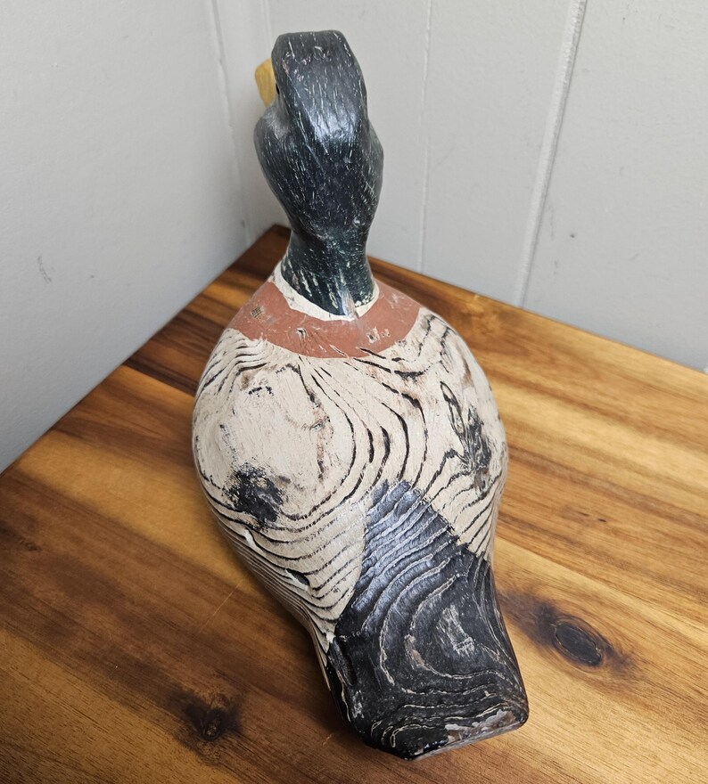 Vintage 1990-tals handmålad och snidad gräsand, anka och lockbete i naturlig träådring - 15 cm H x 25 cm L - Sjöfågel - Konstnärssignerad och daterad bild 8