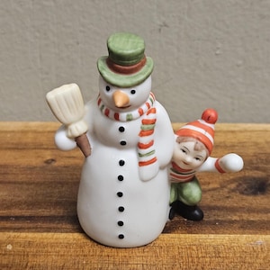Vintage Biskuitporzellan links von 1986 Schneemann mit kleinem Jungen Schneeballschlacht - Wunderschön bemalt - 20 cm hoch - Folienaufkleber Art.#05829