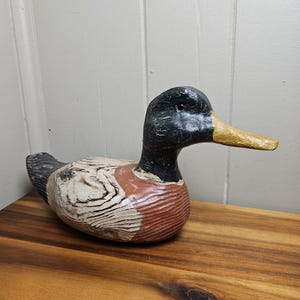 Vintage 1990-tals handmålad och snidad gräsand, anka och lockbete i naturlig träådring - 15 cm H x 25 cm L - Sjöfågel - Konstnärssignerad och daterad bild 1