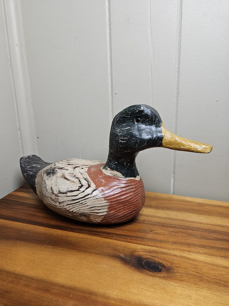 Vintage 1990-tals handmålad och snidad gräsand, anka och lockbete i naturlig träådring - 15 cm H x 25 cm L - Sjöfågel - Konstnärssignerad och daterad bild 1