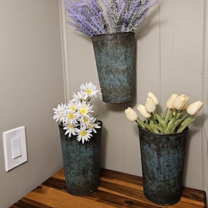 3er-Set - Vintage Englische Zink Blumenmarkt Eimer mit oxidiertem Kupfer (grün / blau) Farbe Patina - Rustikaler Bauernhaus Chic. 23cm hoch x 15cm breit