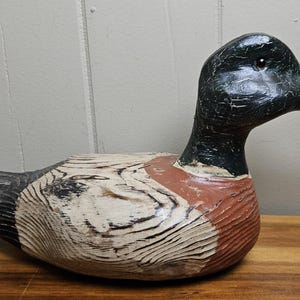 Vintage 1990-tals handmålad och snidad gräsand, anka och lockbete i naturlig träådring - 15 cm H x 25 cm L - Sjöfågel - Konstnärssignerad och daterad bild 5
